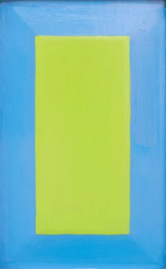 Mavi bir duvarda yeşil ahşap bir çerçeve. Süs, dekorasyon duvarı.