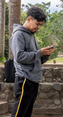 Gezginin cep telefonuna baktığı yakın plan.