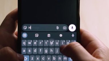 Görünür klavye ve öneriler içeren bir akıllı telefon mesajlaşma uygulamasında uzatılmış bir 