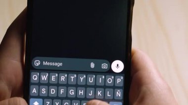 Bir mesajlaşma uygulamasında akıllı telefon klavyesinde 