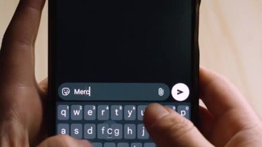 Mesajlaşma uygulaması kullanılarak cep telefonu ekranına 