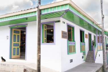 Parlak boyalı bir ev. Salento, Kolombiya 'da tipik bir ev kapısı ve dışkısı. Salento 'nun renkli sokakları. Quindio
