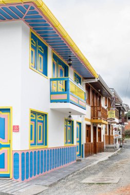 Parlak boyalı bir ev. Salento, Kolombiya 'da tipik bir ev kapısı ve dışkısı. Salento 'nun renkli sokakları. Quindio