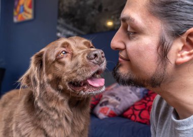 Erkekler ve köpekler sevecendir. 