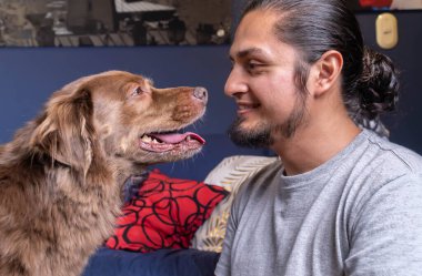 Erkekler ve köpekler sevecendir. 