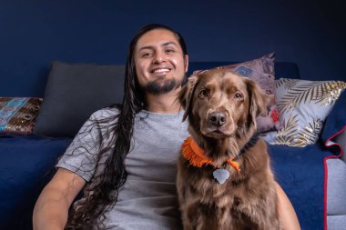 Sevecen köpek ve evdeki sahibi. Sonsuza dek arkadaşız. Sevgi dolu köpek. 