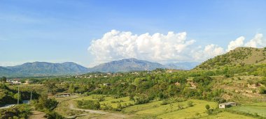 Gürcistan vadisinde bir dağdan manzara, Kafkaslar.