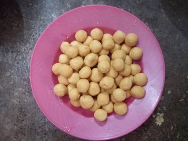 Pişmemiş top şeklinde kurabiye hamuru bir tabağa konur, top şeklinde kurabiye pişirmeden önce