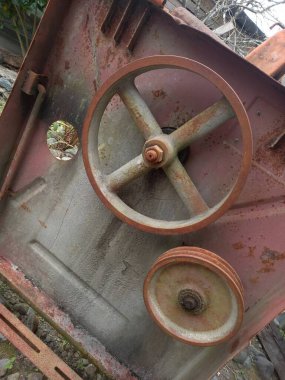 Çimento karıştırıcının dönen kısmı eski ve biraz paslı. 