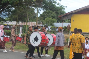Oransbari, Batı Papua Endonezya 28 Ekim 2024, Endonezya Gençlik Yemini Günü anısına öğrenciler tarafından düzenlenen yürüyüş bandosu