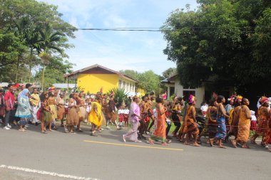Oransbari, Batı Papua Endonezya 28 Ekim 2024, Gençlik Yemini Günü anısına bölgesel kıyafetler giyen kültürel geçit töreni
