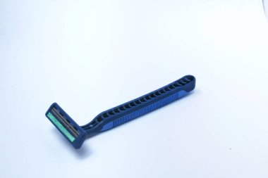 Bıyık ya da sakal jileti beyaz arka planda izole edilmiş.