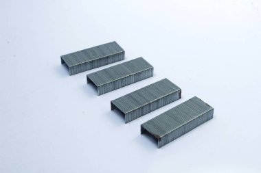 Beyaz arka planda izole edilmiş zımbalar için metal zımbalar, ofis ekipmanları