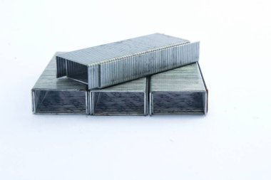 Beyaz arka planda izole edilmiş zımbalar için metal zımbalar, ofis ekipmanları