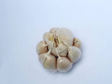 Beyaz arka planda izole edilmiş taze sarımsak, yukarıdan çekilmiş bir fotoğraf.