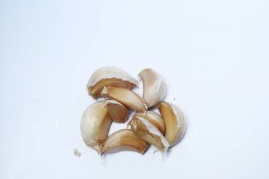 Beyaz arkaplanda karanfil şeklinde sarımsak