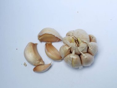 Beyaz arka planda izole edilmiş taze sarımsak, yukarıdan çekilmiş bir fotoğraf.