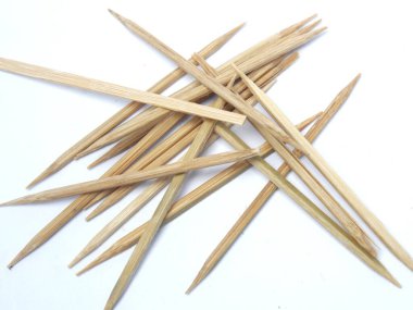 Bambudan yapılmış kürdan yığını beyaz arka planda dağınık