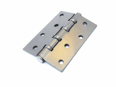 Metal kapı menteşesi beyaz arkaplanda izole edildi