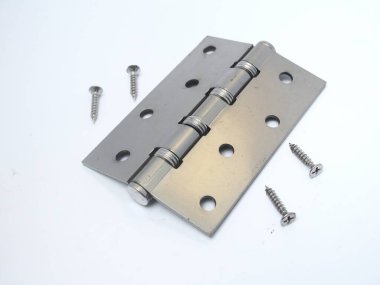 Kapı menteşeleri ve beyaz arka planda izole metalden vidalar