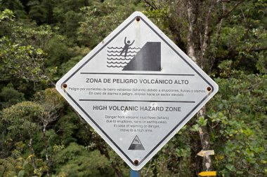 Volkanik patlamalarla ilişkili tehlikeleri keşfedin ve halkı ve toplulukları korumak için gereken uyarı sistemlerini öğrenin.. 