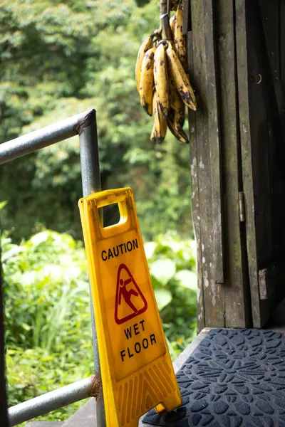 Lokantada ıslak tabela.