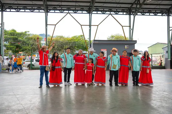 San Jose, Kosta Rika - 29 Eylül 2024 - Panama yerlileri tipik bir dans gösterisi sergiliyor