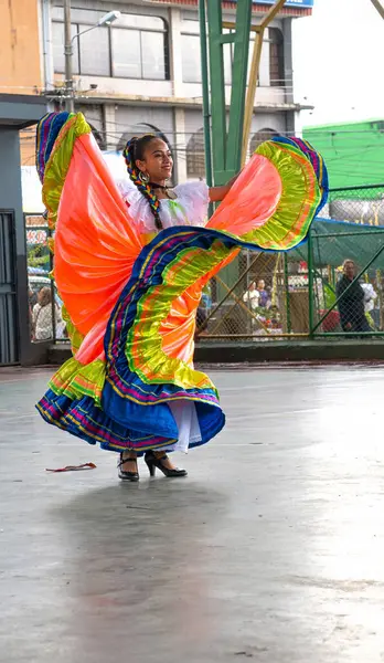 San Jose, Kosta Rika - 29 Eylül 2024 Bir etkinlikte geleneksel Kosta Rika dansı yapan genç bir kadın