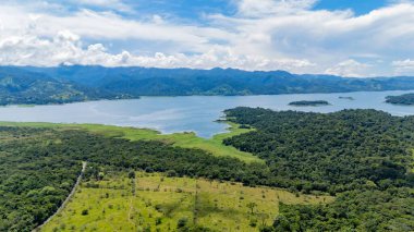 Arenal Gölü 'nün bir parçası bir kasabayı kaplıyor.