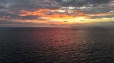 Denizin üzerinde güzel bir gün batımı