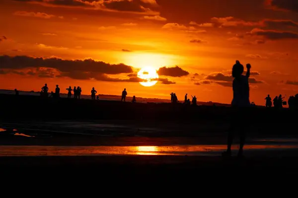 Sahilde güzel bir gün batımı