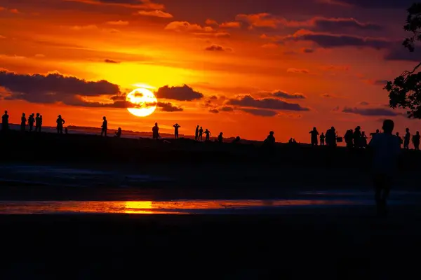 Sahilde güzel bir gün batımı