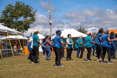 17 Ocak 2025 'te Kosta Rika' daki kahve fuarında dans eden bir grup yetişkin.