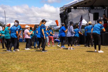 17 Ocak 2025 'te Kosta Rika' daki kahve fuarında dans eden bir grup yetişkin.