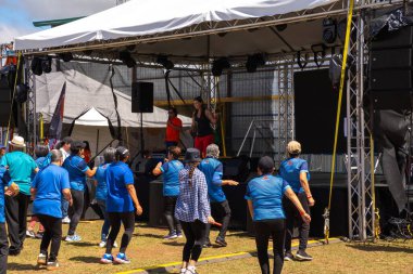 17 Ocak 2025 'te Kosta Rika' daki kahve fuarında dans eden bir grup yetişkin.