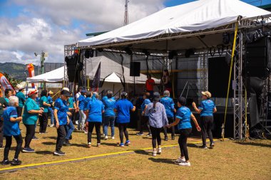 17 Ocak 2025 'te Kosta Rika' daki kahve fuarında dans eden bir grup yetişkin.