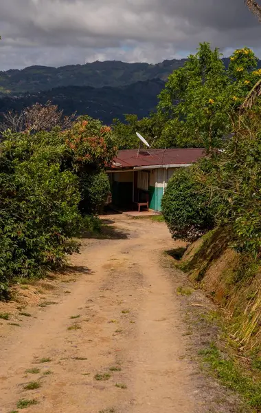 Kırsal Toprak Yolu Dağ Manzarası 'ndaki Kırsal Ev' e çıkıyor.
