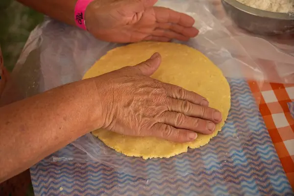 Plastik Yüzeyde Ev Yapımı Mısır Tortillası