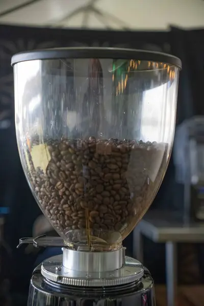 Öğütücü Hopper 'daki Kahve Fasulyelerinin Yakın Çekimi