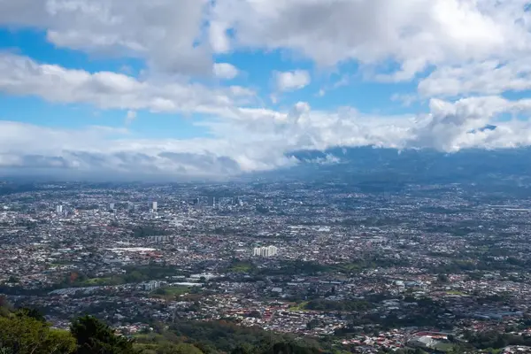 Arka planda Dağları ve Bulutları olan Bir Şehir Manzarası