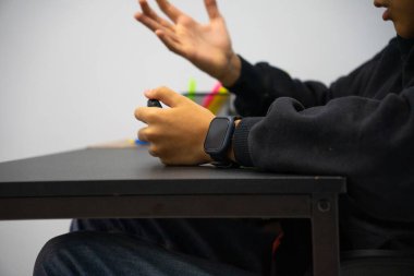 Smartwatch Jest yapan Genç Oyun oynarken