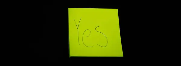 Yapışkan Not 'a, elleri Kara Masada olan el yazısıyla 