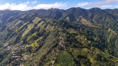 Bereketli Yeşillik ve Dağlık Kırsal Arazi Görüntüleri