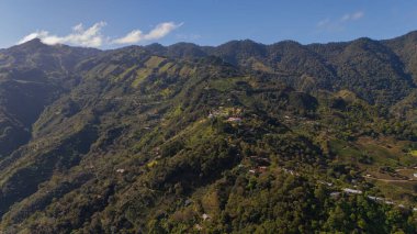 Kırsal Köy ile yemyeşil dağ manzarası
