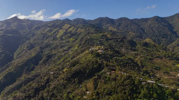 Kırsal Köy ile yemyeşil dağ manzarası