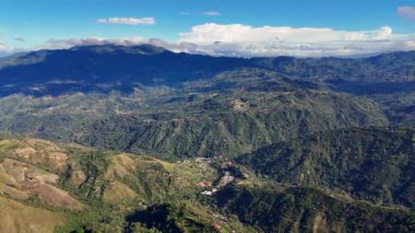 Uzak Dağ Sırasının Teraslı İHA Çekimi