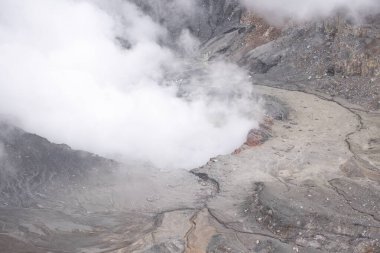 Çorak Volkanik Çevrede Buharlı Dünya Katmanları