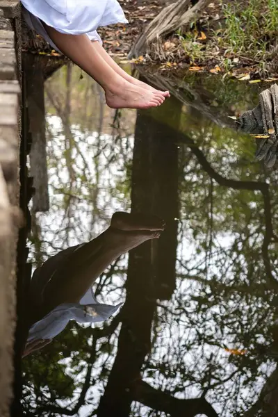 Köprü Altındaki Huzurlu Nehirde Çıplak Ayaklar ve Yansıma