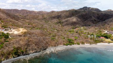 Kıyı kasabası ve dağ sırasının havadan görünüşü