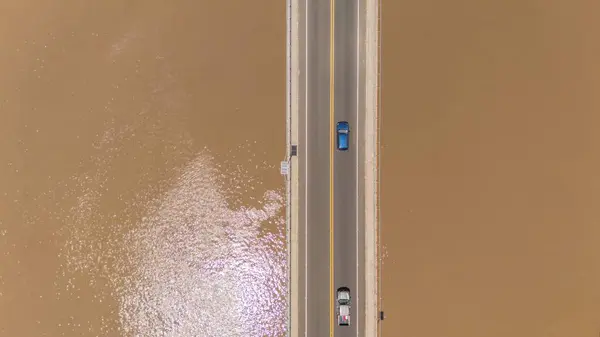 Arabalar Yükseltilmiş Köprü 'de Murky Nehri' ni Geçiyor